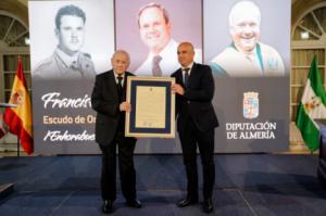 Almería distingue al doctor Francisco Ortega Viñolo con su Escudo de Oro