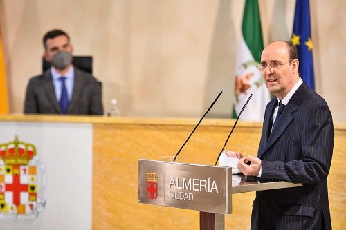 El alcalde entrega el Escudo de Oro al periodista radiofónico Juanjo del Arco