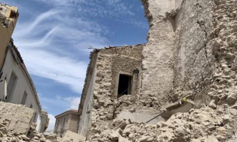 La demolición de urgencia de la torre de San Francisco en Cuevas del Almanzora provoca daños en una vivienda colindante