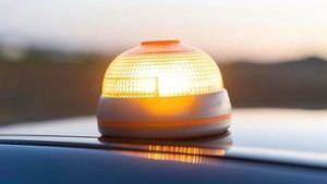 DGT anula homologación de balizas V16 por problemas administrativos