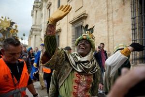 Juanma Moreno asume el papel de Rey Baltasar y promete alegría en la cabalgata