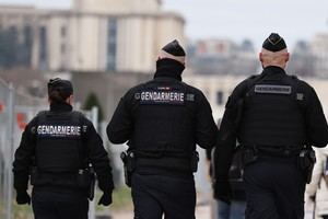 Hombre arrestado por apuñalar a tres mujeres en París, dos en estado crítico