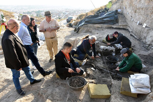 Estudiantes de la UAL en la nueva excavación del yacimiento paleontológico de Baza