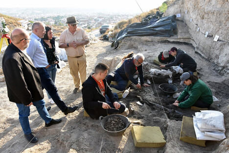 Estudiantes de la UAL en la nueva excavación del yacimiento paleontológico de Baza