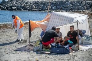 Expertos instan a evaluar la salud de migrantes en Ceuta antes de vacunarles