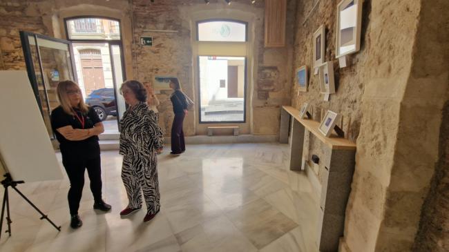Pérez de la Blanca asiste a la inauguración de la exposición ‘Playeando’
