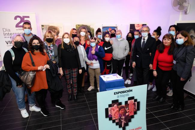 La exposición ‘Mujeres que dan vida’ llega al Centro Penitenciario ‘El Acebuche’