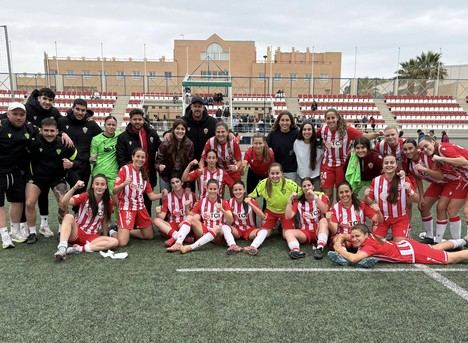 Almería arrasa y se clasifica para los play-off