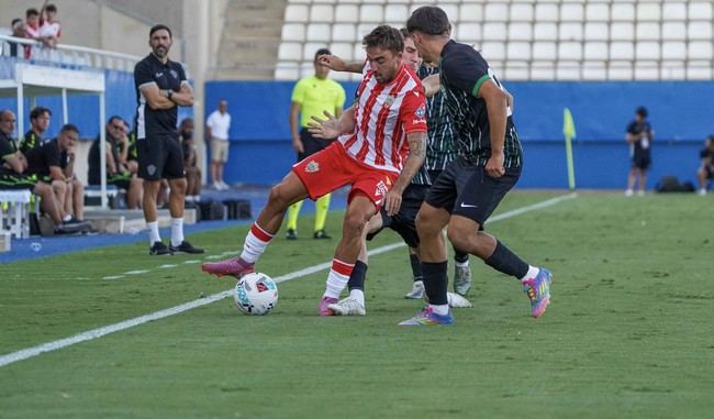 Almería cae ante el Elche pero deja buenas sensaciones