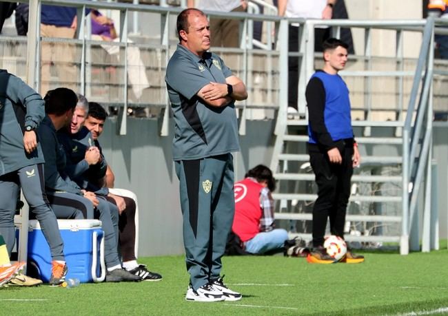 Decepción por el playoff: Lasarte analiza la temporada del Almería B