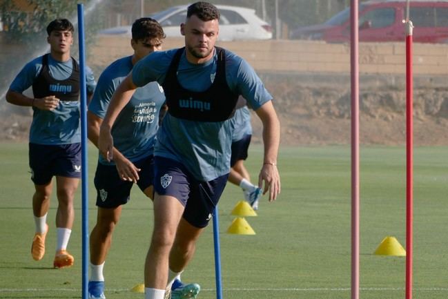 Filial de la UD Almería sigue entrenando en mayo