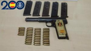Intervenida en El Ejido un arma con simbología fascista