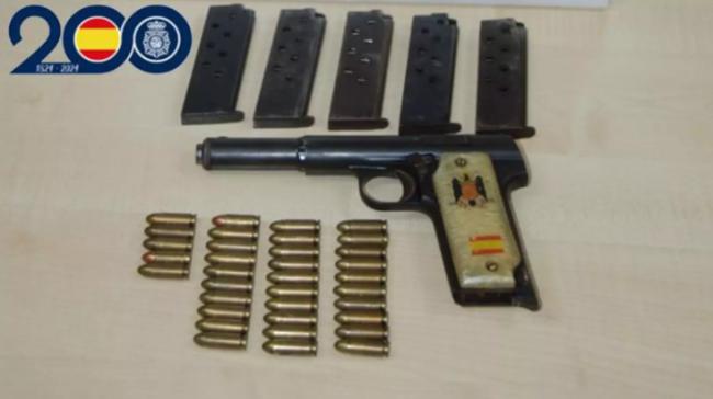 Intervenida en El Ejido un arma con simbología fascista