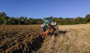 Trágico accidente en Ronda: un hombre de 72 años muere al volcar su tractor