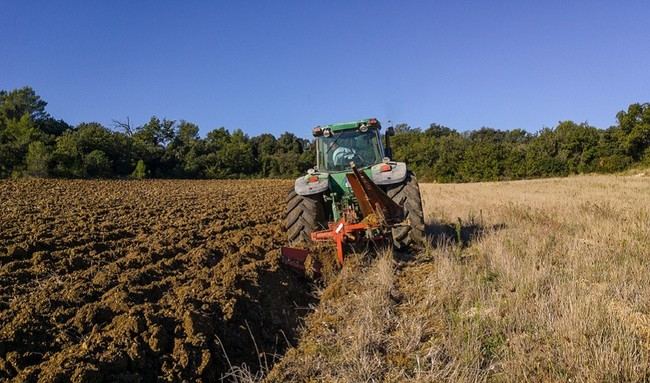 Trágico accidente en Ronda: un hombre de 72 años muere al volcar su tractor