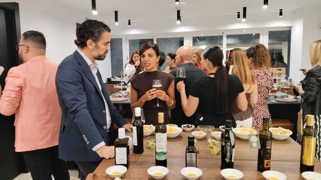 Almería impulsa vuelos directos a Canarias todo el año