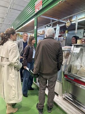 Herrera denuncia la falta de aire acondicionado en el mercado de Los Ángeles