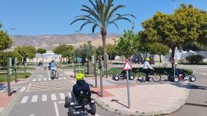 Estudiantes de Vícar prueban gafas simuladoras para entender el riesgo de conducir bajo los efectos del alcohol