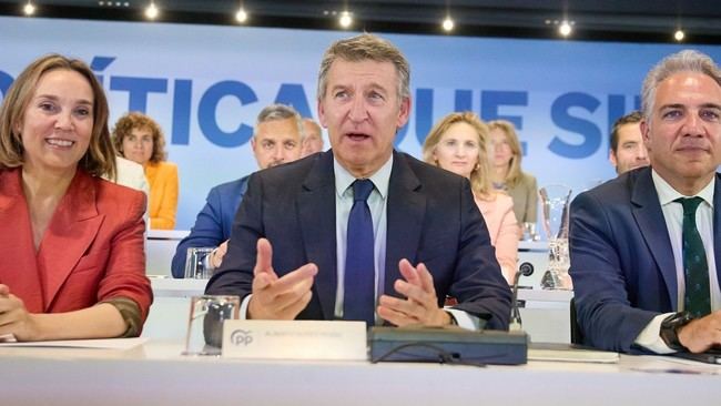 Feijóo critica la obsesión de Moncloa por los WhatsApp de Sánchez