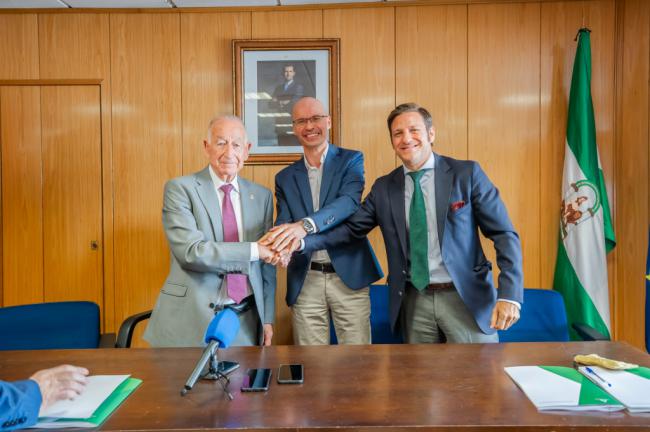 Junta y Ayuntamiento de Roquetas sientan las bases del futuro transporte urbano de la localidad