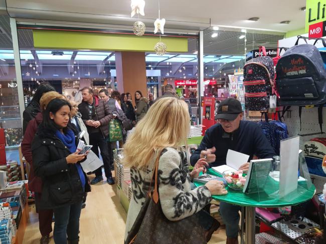 Joaquín Abad repite éxito de ventas con '... Y la luz llegó a Andorra'
