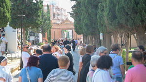 Miles de almerienses rinden homenaje a sus difuntos