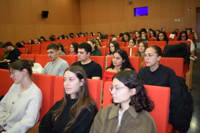 Estudiantes de Enfermería se inspiran en historias de superación y terapia con animales