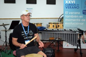 Estudiantes aprenden a tocar el steel pan con John Wooton