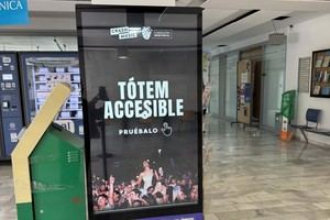 UAL instala tótems accesibles para promover la inclusión cultural