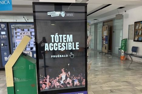 UAL instala tótems accesibles para promover la inclusión cultural