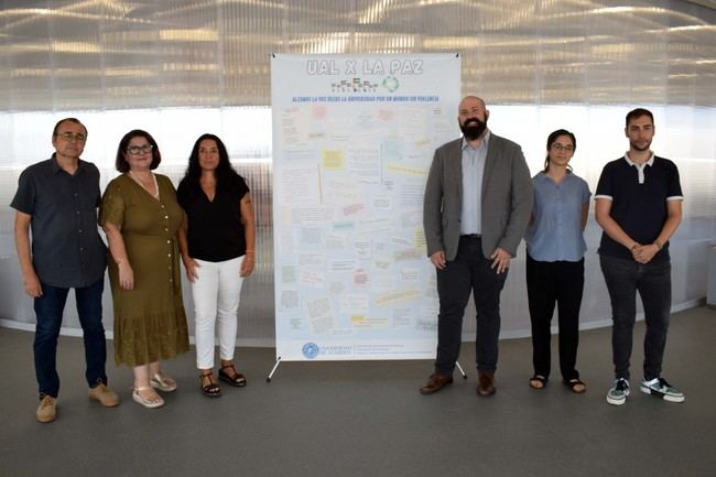 Panel muestra mensajes del programa 'UAL por la paz'