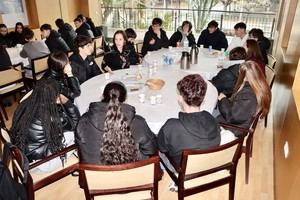 Científicas de la UAL se reúnen con estudiantes en un 'Café con Ciencia' por el 11F