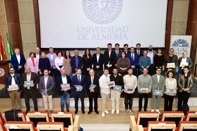 Estudiantes celebran gala con premios a docentes y servicios