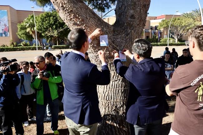 Árbol conmemora 50 años de democracia en el campus