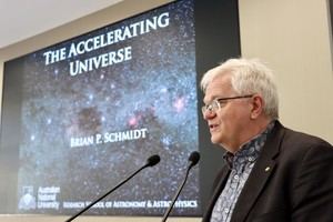 Brian Schmidt habla sobre la expansión del universo en la UAL
