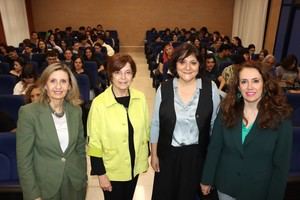 Brecha salarial femenina comienza con los cuidados, advierte Dolors Comas