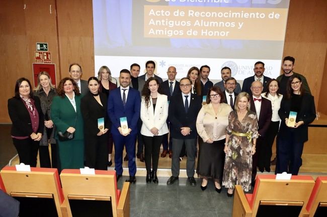 Diez antiguos alumnos reciben reconocimiento en la UAL