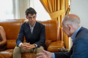 Gabriel Amat felicita al novillero Alejandro Alcaraz