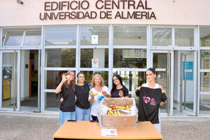 Reparto de fruta fresca en la UAL por el Día de la Universidad Saludable