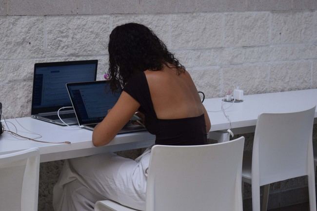UAL presenta asistentes virtuales para mejorar servicios