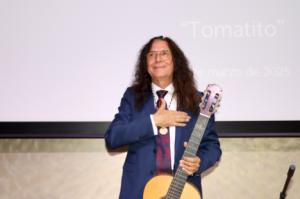 Un emocionado Tomatito recibe la Medalla de Oro de la Universidad de Almería
