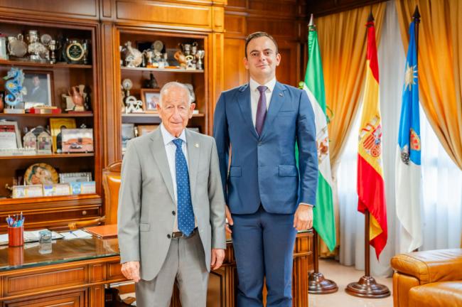 El alcalde de Roquetas de Mar se reúne con el cónsul de Almería para impulsar la cooperación