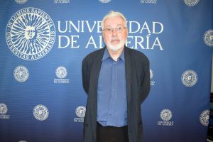 Vicente Vallés entre los comunicadores de un Curso de Verano de la UAL