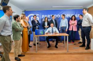 Los alcaldes del PP y su presidente ya han firmado por Feijóo