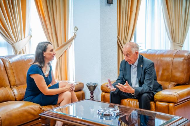 El alcalde de Roquetas reconoce a Sarah Thomas