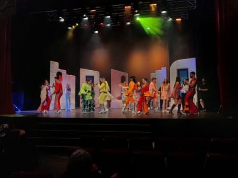 Verano del 78: Aedea Teatro convierte el escenario en una fiesta de emociones, música y nostalgia