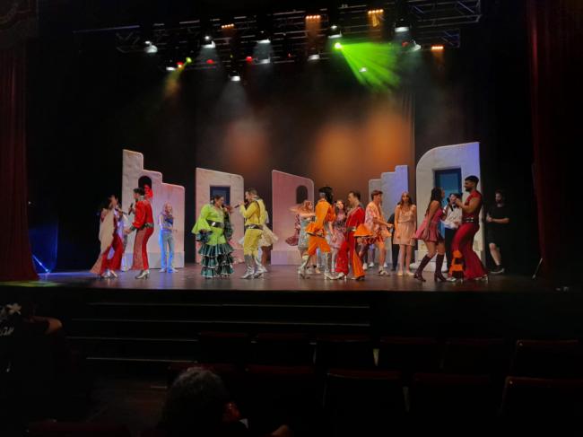 Verano del 78: Aedea Teatro convierte el escenario en una fiesta de emociones, música y nostalgia