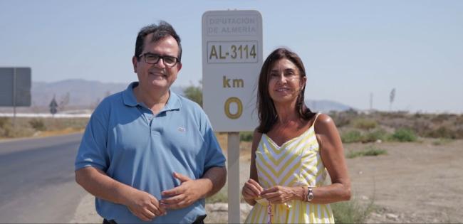 Diputación y Ayuntamiento mejorarán la carretera que une Cuevas de Los Medinas y El Toyo