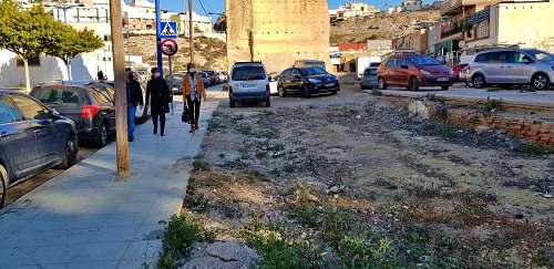 El PSOE pide al Ayuntamiento que adecente los solares de los torreones de La Chanca-Pescadería