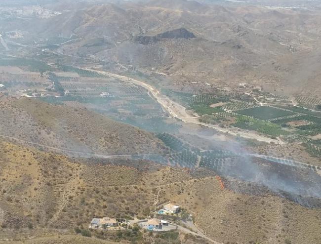 Un fuego en Cantoria activa 3 helicópteros